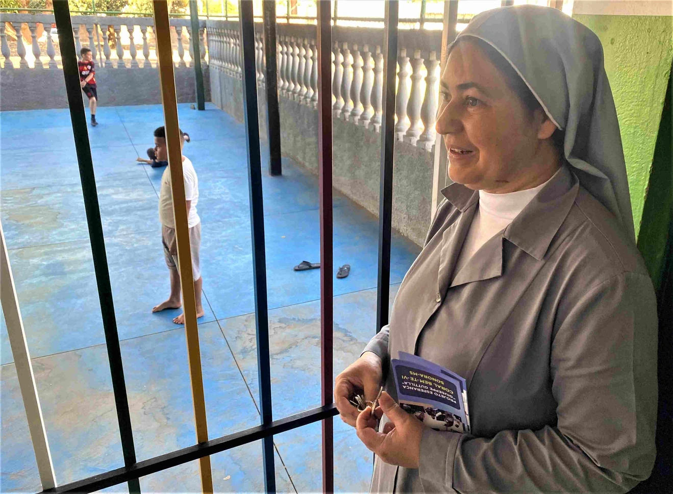 BISPO BRUNO E ESPOSA TIROU UM MOMENTO PARA TIRAR FOTOGRAFIAS COM CRIANÇAS 