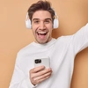  Homem ouvindo música em seu fone de ouvido do celular 