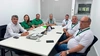  Autoridades reunidas em sala de reuniões da Cerfox 