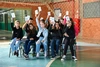  Alunos erguendo a placa de votação nas assembleias 