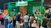  Estande verde com letreiros brancos do Sicredi na Semana Internacional do Café 